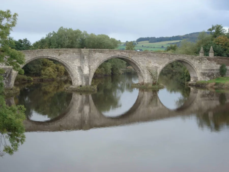 Pont en pierre se reflétant dans la rivière - photo de Nadine Offner